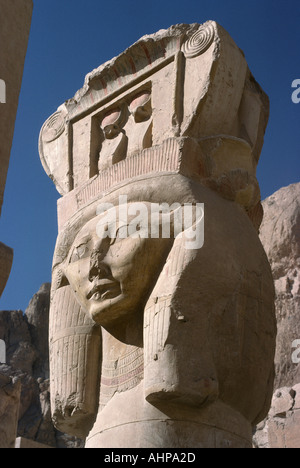 Close up de la fortune d'Hathor égyptienne ou Athor ou Athyr colonne dans le Temple de Deir el Bahari Egypte Thèbes Banque D'Images