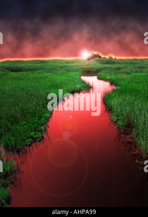 La rivière rouge surréaliste courir dans un paysage verdoyant avec une courbe courbe dans l'écoulement de l'eau Banque D'Images
