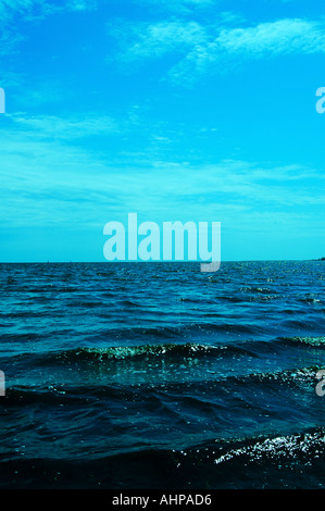 Les vagues de l'eau simple bleu foncé croix film traité Banque D'Images