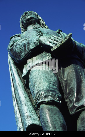 Statue de John Bunyan St Peter s Bedford Vert présenté à la ville en 1874 Banque D'Images