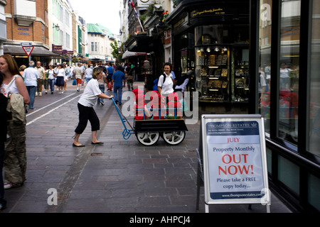 Une série de photographies prises en maillot,les îles Channel UK Royaume-Uni GB Grande-bretagne King Street, St Helier Banque D'Images