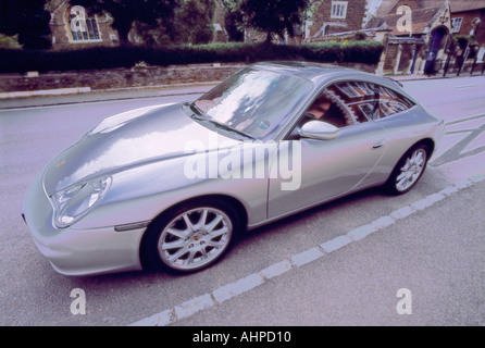 Voiture de rêve manipulé numériquement Targa Porsche garées en ville à la campagne Banque D'Images