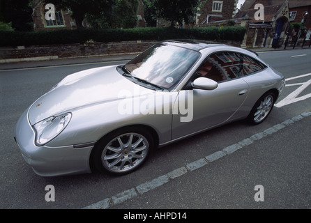Targa Porsche argent garé en ville à la campagne Banque D'Images