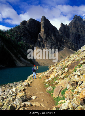 Randonneur sur trajet autour de Agnes Lake Parc national Banff Canada Banque D'Images