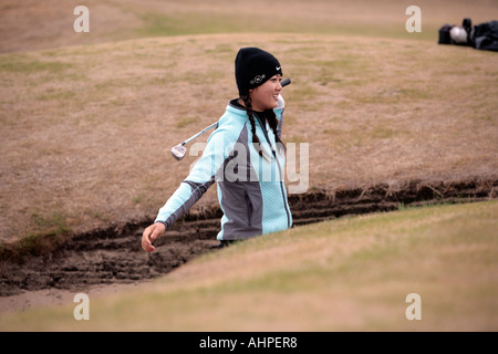 Michelle Wie dans un pot bunker pendant les derniers jours pratique pour la Womens Weetabix British Open au Royal Lytham en 2006. Banque D'Images