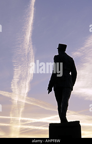 Statue du Général de Gaulle sur les Champs Elysées à Paris France Banque D'Images