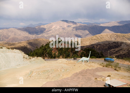 Les empreintes de dinosaures à la Cal Orko Montagne dans une usine de ciment carrière près de Sucre, Altiplano, Bolivie Banque D'Images