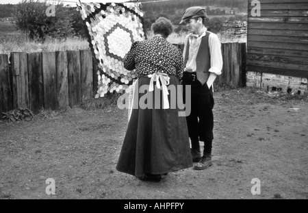 L'homme et la femme en costume d'époque à l'air libre au musée Beamish. Banque D'Images