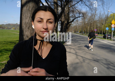 Fille dans le pignon de jogging à Cracovie Pologne Banque D'Images