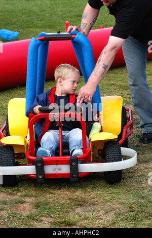 Jeune garçon assis dans un Go-Kart dans une école fun day. Banque D'Images