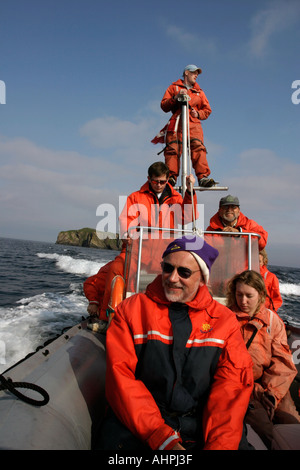 Un zodiac plein de gens sur un voyage d'observation des baleines dans la baie Trinity Bonavista Peninsula Newfoundland Canada Banque D'Images