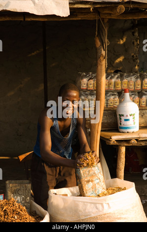 Magasin de tabac au marché, Beira, Mozambique Banque D'Images