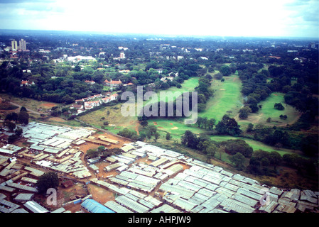 Vue aérienne de Kibera et le Royal Club de golf adjacent Nairobi Nairobi Kenya Afrique de l'Est Banque D'Images