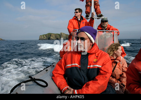 Un zodiac plein de gens sur un voyage d'observation des baleines dans la baie Trinity Bonavista Peninsula Newfoundland Canada Banque D'Images