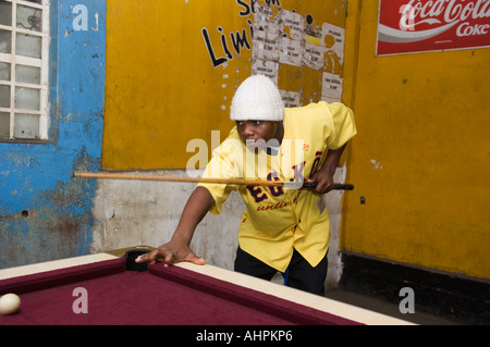 Table de billard au marché Xipamanine, Maputo, Mozambique Banque D'Images