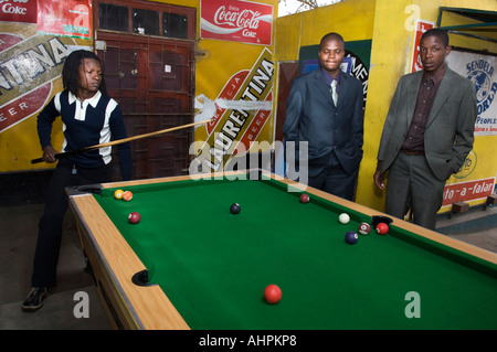 Table de billard au marché Xipamanine, Maputo, Mozambique Banque D'Images