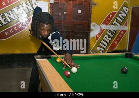 Table de billard au marché Xipamanine, Maputo, Mozambique Banque D'Images