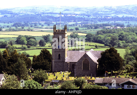 Église Saint Nicolas, Montgomery, et le paysage vu de près de Château de Montgomery, Powys, Wales, UK Banque D'Images