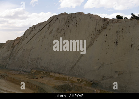 Les empreintes de dinosaures à la Cal Orko Montagne dans une usine de ciment carrière près de Sucre, Altiplano, Bolivie Banque D'Images