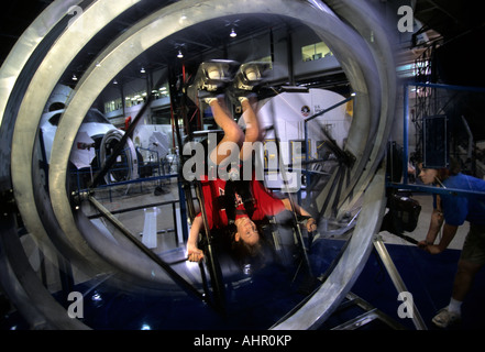 Huntsville, Alabama. Space Camp 13 ans essaie l'axe Multi Trainer MAT simule la chute d'un engin spatial. Banque D'Images