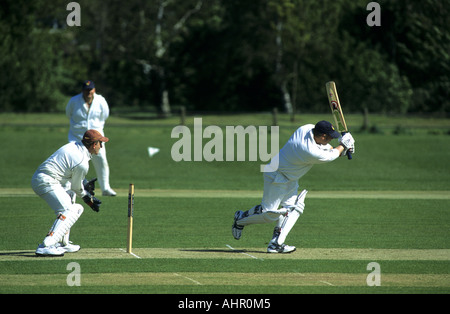 Batteur en action en village match de cricket Wellesbourne, Warwickshire, England, UK Banque D'Images