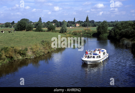 Cabin cruiser sur la rivière Avon à Fladbury, Worcestershire, Angleterre, RU Banque D'Images