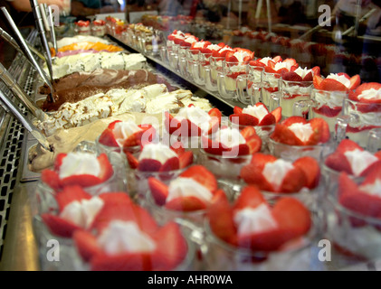 Un angle faible d'un cabinet d'affichage dans un restaurant italien de fraises et crème et crème glacée Crème glacée italienne gelato Banque D'Images