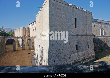 La paroi extérieure du Château L'Aquila dans les Abruzzes en Italie Banque D'Images