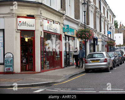 Couple walking passé Stratford Road London England UK boutiques Banque D'Images