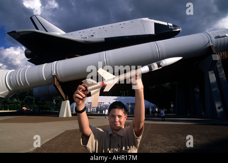 AL Huntsville Space Camp 13 ans Guillaume Couture w sa fusée en face de modèle à l'échelle de la navette spatiale Banque D'Images