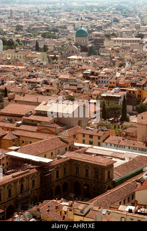 Le Tempio Israelitico avec son dôme vert couverts cuivrés est grande synagogue de Florence se détache sur thr toits de Flor Banque D'Images