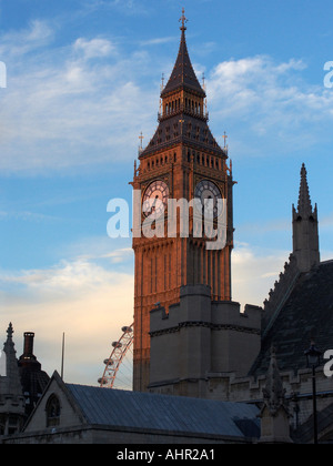 Big Ben et Westminster Palace avec grande roue London Eye Londres Angleterre Royaume-uni retour en Banque D'Images
