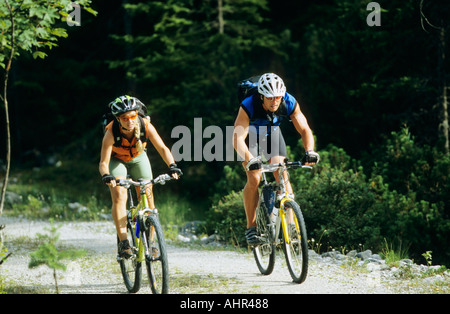 L'homme et la femme à vélo Banque D'Images