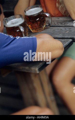 Les cyclistes ayant pintes de bière. Banque D'Images