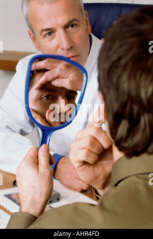 L'homme parlant à un médecin Banque D'Images