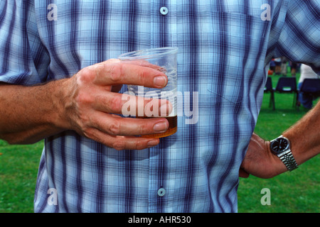 Man drinking beer in garden Banque D'Images