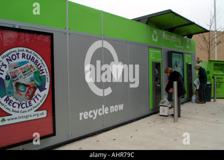 Site de recyclage situé dans le parking de supermarché Winchester carte accepte le papier et le verre de couleur automatiquement le tri Banque D'Images