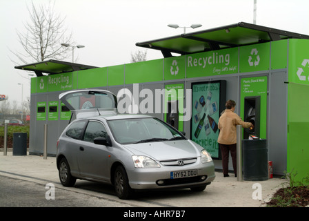 Conduire en recyclage situé dans le parking de supermarché Winchester Hampshire carte accepte le papier et le verre les couleurs de tri Banque D'Images