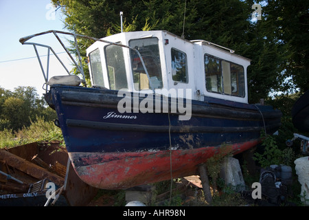 L'été 2007 Hampshire boatyard avec vieux bateau Banque D'Images