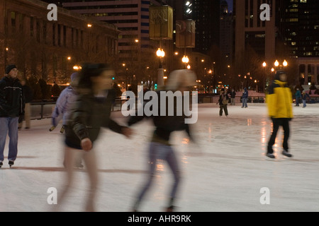 Patin à glace à la Millennium Park de Chicago la nuit Banque D'Images