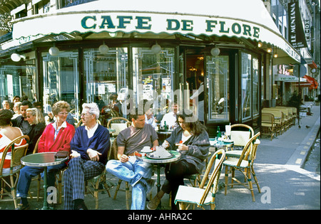 PARIS France, foule, touristes sur la terrasse de la rue parisienne café scène 'Café de flore », couples partageant café, journée Banque D'Images
