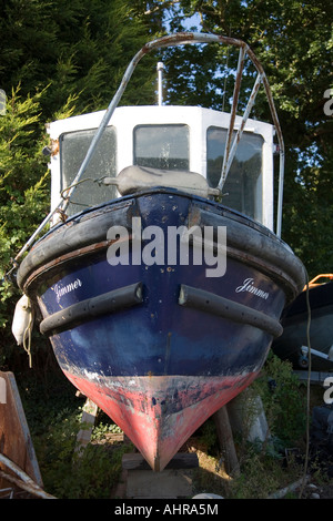 L'été 2007 Hampshire boatyard avec vieux bateau Banque D'Images