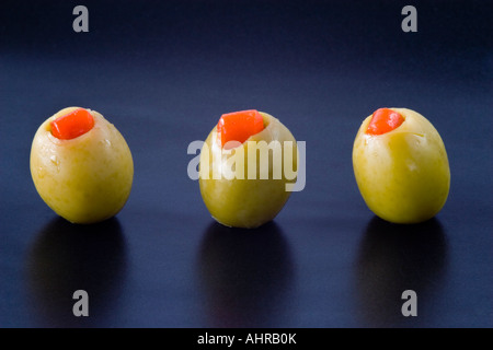 Trois Olives vertes sur fond sombre vie toujours des aliments Banque D'Images