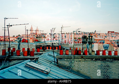 PARIS FRANCE, Sommaire des toits de la ville, paysage urbain, à la recherche de 'Sacre Coeur' avec des toits de Paris les antennes de télévision Banque D'Images