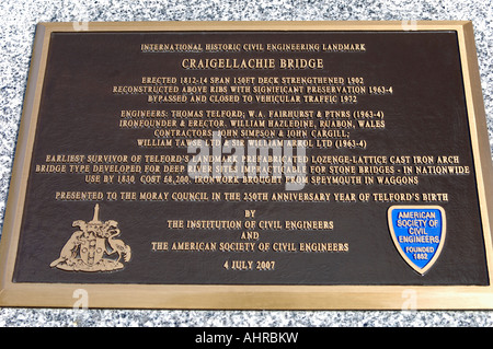 Plaque d'information pour commémorer la construction de Thomas Telford's Bridge sur la rivière Spey à Craigellachie Morayshire Banque D'Images