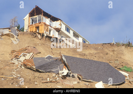 Une maison à Pacific Palisades partiellement tombé dans un Hill à la suite du tremblement de terre de Northridge en 1994 Banque D'Images