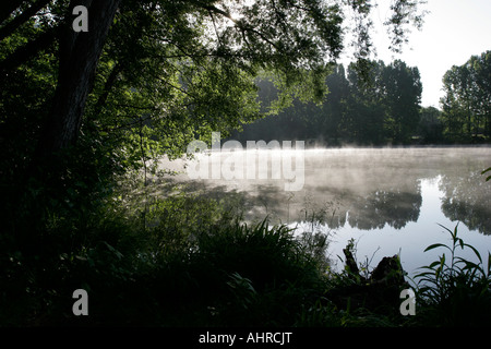 Morning Mist passant d'un miroir panoramique , rivière du Lot en France Banque D'Images