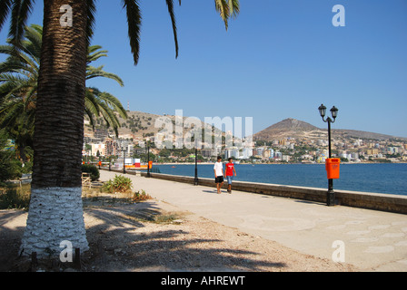 Plage et promenade de Saranda, Saranda, Comté de Vlorë, Albanie Banque D'Images