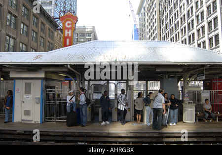 Les banlieusards attendre un train dans le centre-ville de Chicago Banque D'Images