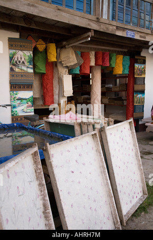 La fabrication du papier en dehors des cadres d'une boutique la fabrication et la vente de papier fait à la main à Luang Prabang au Laos Banque D'Images